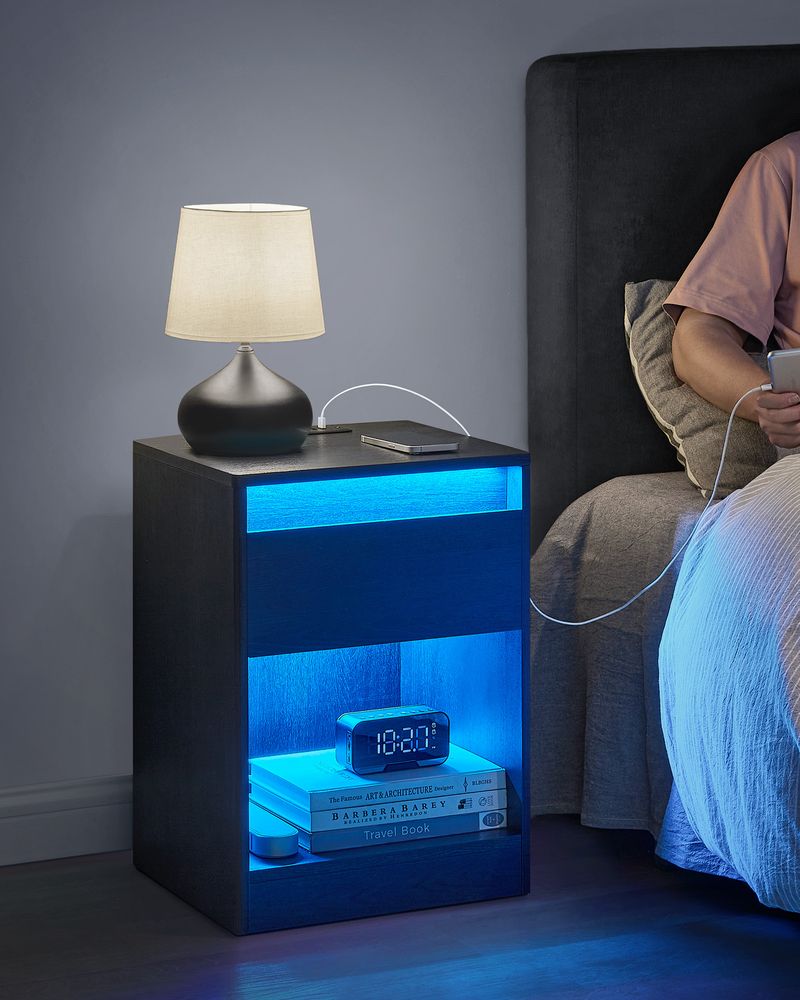Moderne Nachtkast met LED - Verlichting en Stopcontacten - USB - aansluiting - De Vries Meubels